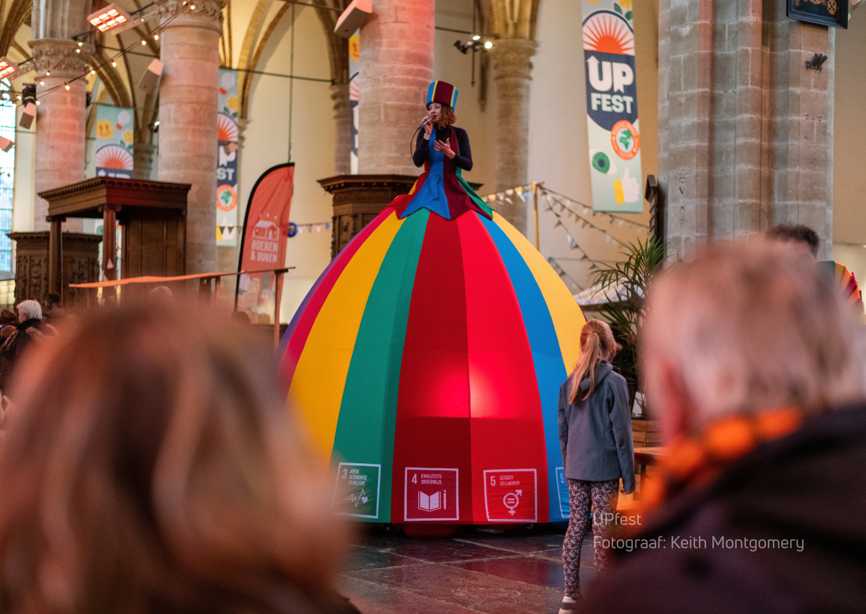 Iemand in regenboog kleding die optreedt